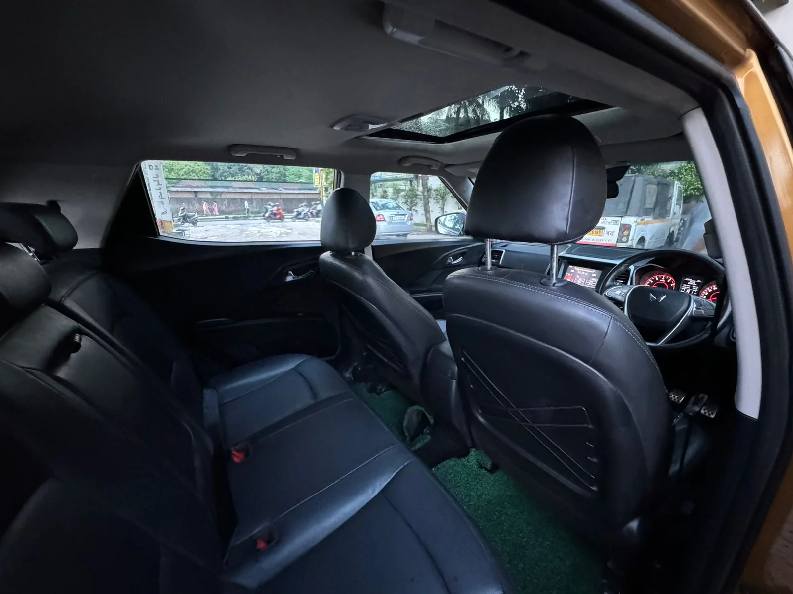 Mahindra XUV300 - Thumbnail 7